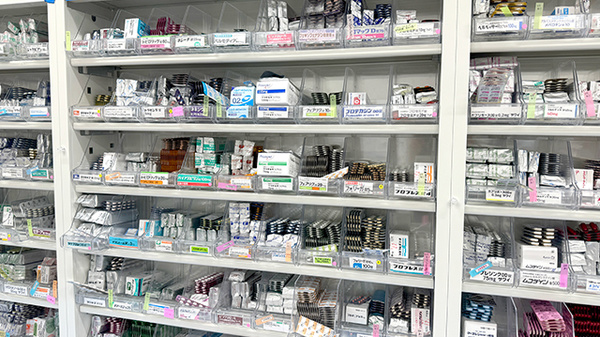 あるも薬局 上柴町西店の薬棚