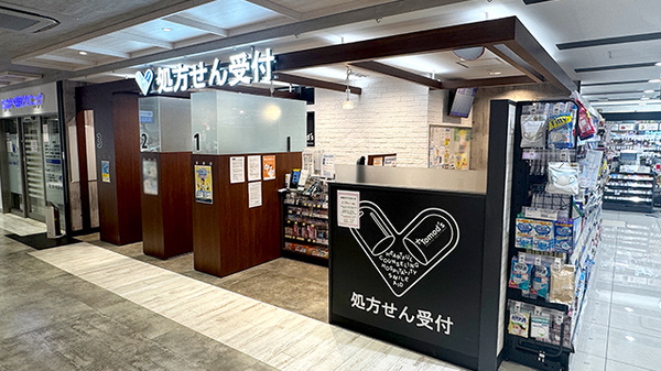薬局トモズ　シャポー小岩店の入口