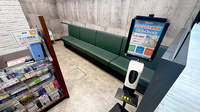 薬局トモズ　シャポー小岩店の待合スペース