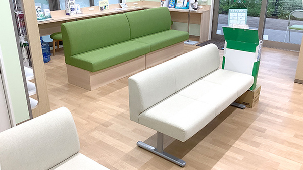 そうごう薬局 KOSUGI iHUG店の待合スペース