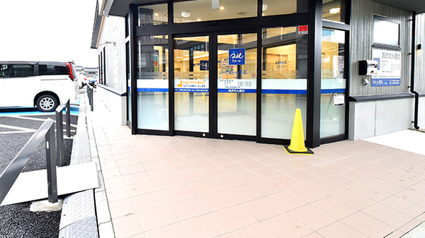 クオール薬局射水店の入口