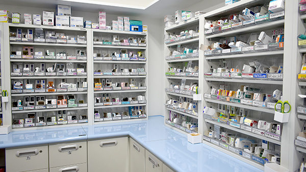 よつば薬局瑞穂店の薬棚