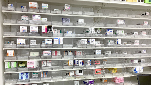 ココカラファイン薬局経堂農大通り店の薬棚