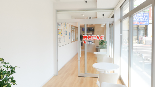 ウォンツ薬局翠店の入口