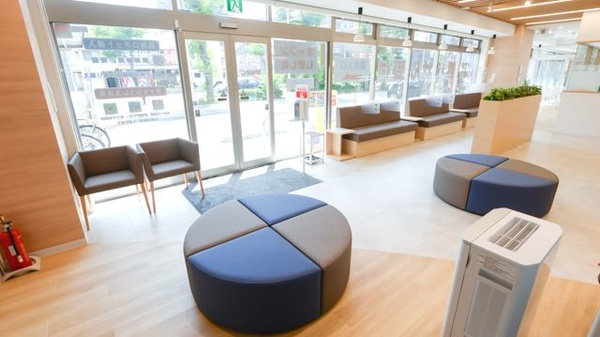 ウォンツ薬局翠店の待合スペース