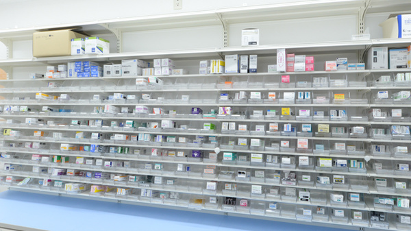 ウォンツ薬局翠店の薬棚