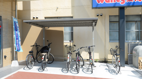 ウォンツ薬局翠店の駐輪場