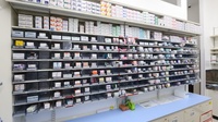 スギ薬局 津幡店の薬棚