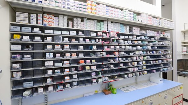 スギ薬局 津幡店の薬棚