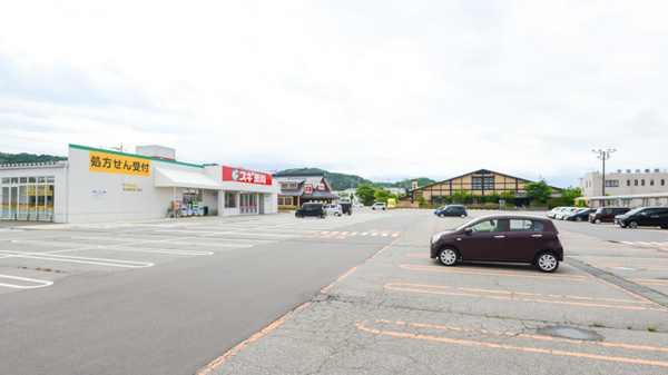 スギ薬局 津幡店の駐車場