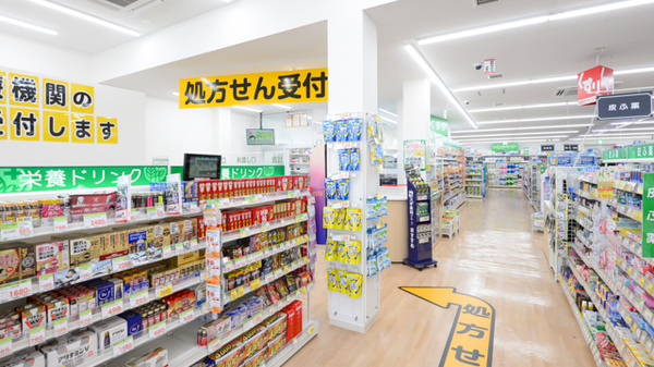 スギ薬局 久居元町店の入口