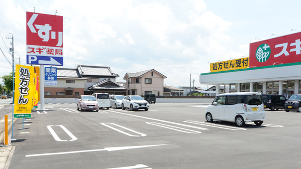 スギ薬局 久居元町店の駐車場