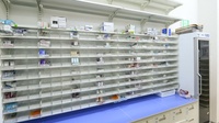 調剤薬局ツルハドラッグ十和田中央店の薬棚