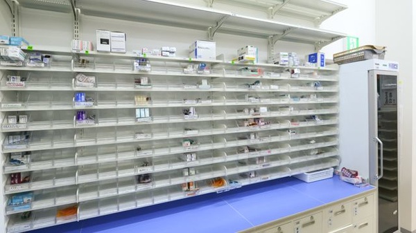 調剤薬局ツルハドラッグ十和田中央店の薬棚