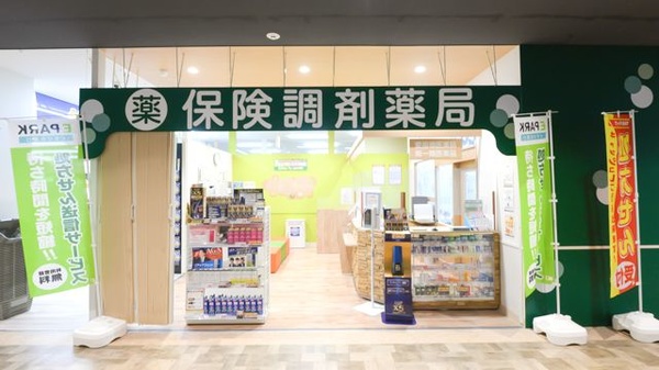 調剤薬局ツルハドラッグ所沢東町店の入口