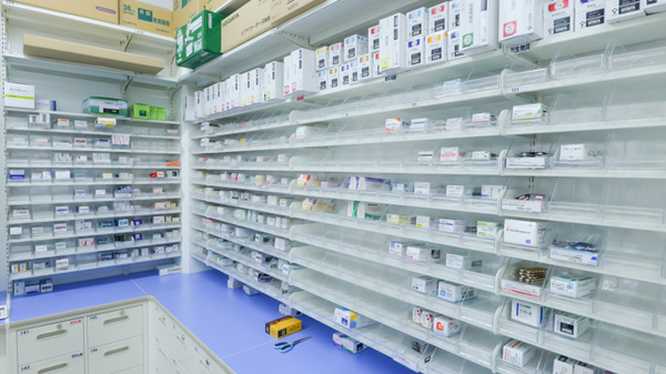 調剤薬局ツルハドラッグ所沢東町店の薬棚