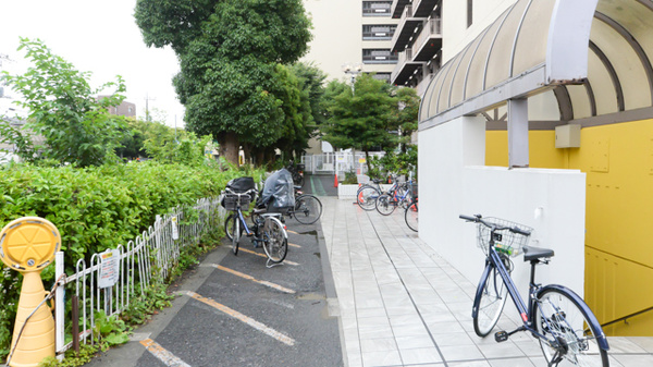 調剤薬局ツルハドラッグ所沢東町店の駐輪場