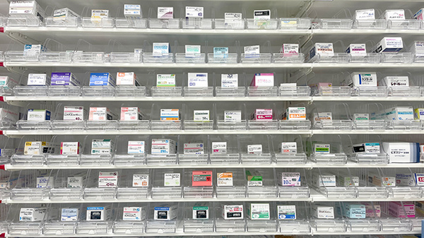 コクミン薬局　京阪樟葉駅店の薬棚