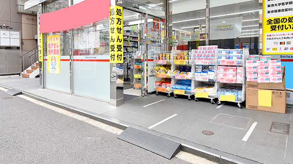 薬局くすりの福太郎大島６丁目店の入口