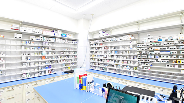 薬局くすりの福太郎大島６丁目店の薬棚