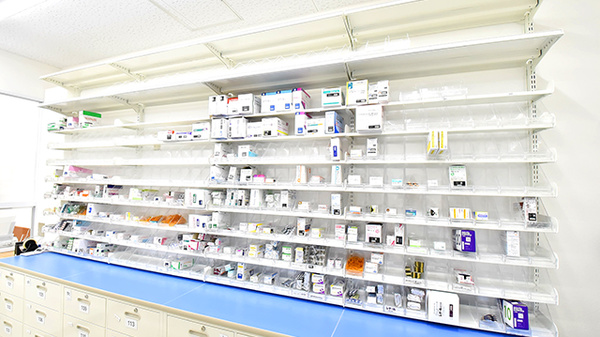 薬局くすりの福太郎森下１丁目店の薬棚