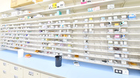 調剤薬局ツルハドラッグ鳥飼店の薬棚