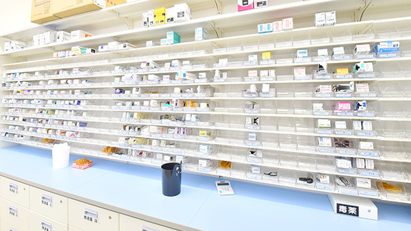 調剤薬局ツルハドラッグ鳥飼店の薬棚