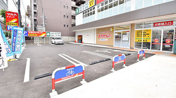調剤薬局ツルハドラッグ鳥飼店の駐車場