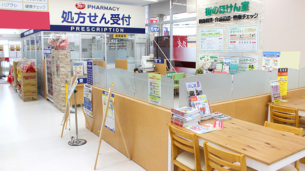 ヤックスドラッグ　知手店の入口