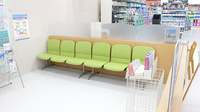 ヤックスドラッグ　知手店の待合スペース
