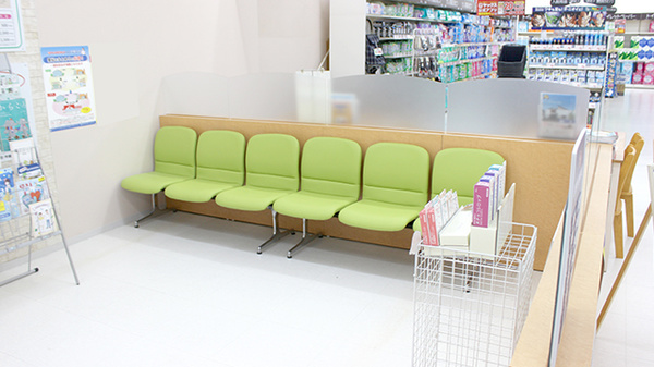ヤックスドラッグ　知手店の待合スペース