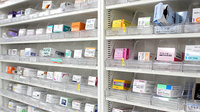 ヤックスドラッグ　知手店の薬棚