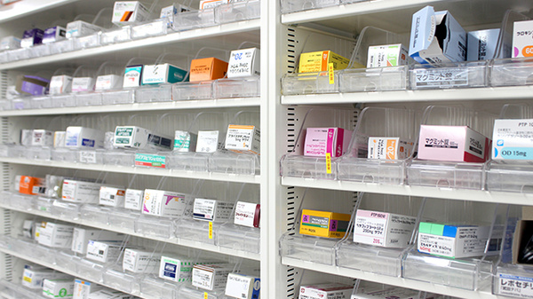 ヤックスドラッグ　知手店の薬棚