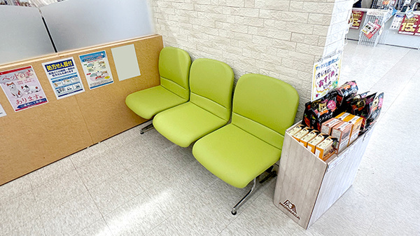 ヤックスドラッグ　酒々井薬局の待合スペース