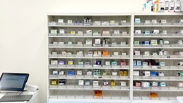 ヤックスドラッグ　酒々井薬局の薬棚