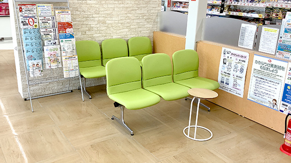 ヤックスドラッグ　旭東薬局の待合スペース