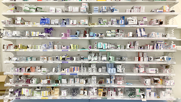 ヤックスドラッグ　旭東薬局の薬棚