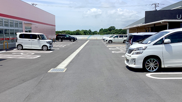 ヤックスドラッグ　旭東薬局の駐車場