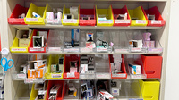 薬局トモズ三鷹北口店の薬棚