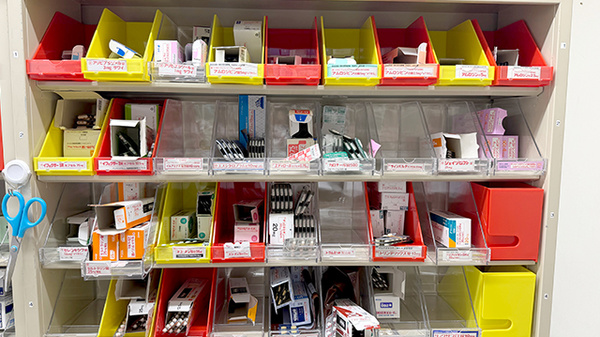 薬局トモズ三鷹北口店の薬棚