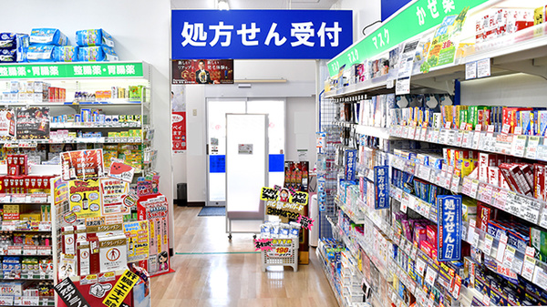 アカカベ薬局　萱島店の入口