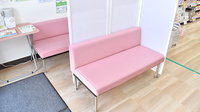 アカカベ薬局　萱島店の待合スペース