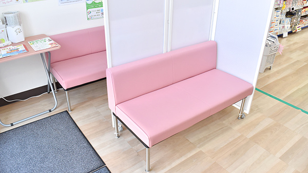 アカカベ薬局　萱島店の待合スペース
