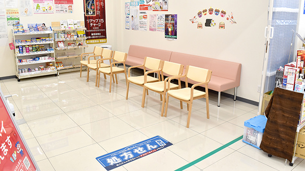 アカカベ薬局　成田西町店の待合スペース