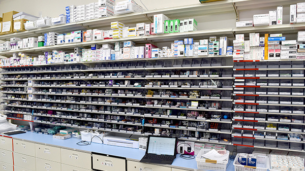 アカカベ薬局　成田西町店の薬棚