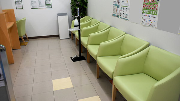 ドラッグセイムス大分羽屋薬局の待合スペース