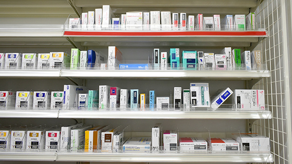 ドラッグセイムス大分羽屋薬局の薬棚