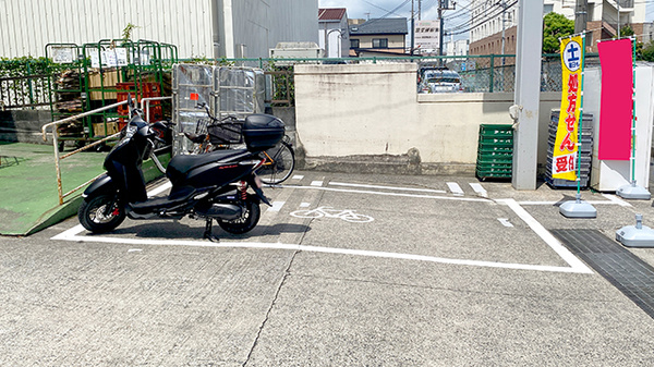 ドラッグセイムス舞浜薬局の駐輪場