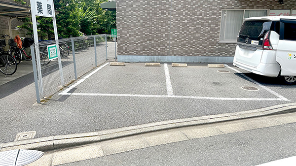 かなえ薬局の駐車場