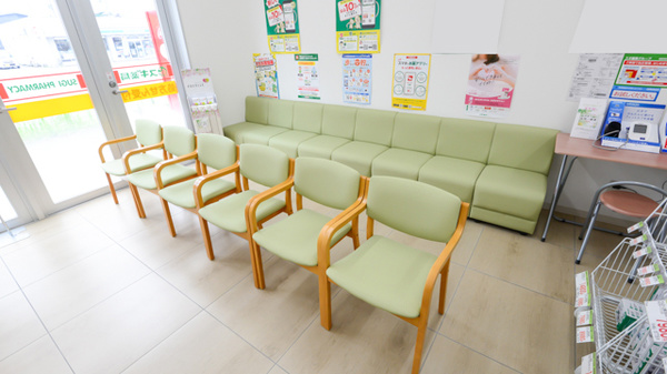 スギ薬局 富山大泉店の待合スペース